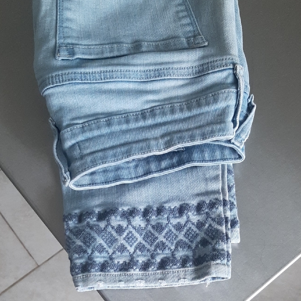 NYDJ💙PRETTY Embroidered HEM Light Blue Jeans Size 4 - Picture 5 of 7